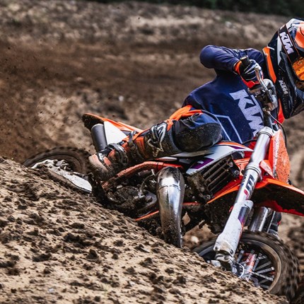 2026 KTM 50 SX WINNING STARTS HERE
Die Reise beginnt hier. Die erste Top-Plattform im KTM-Sportminicycle-Sortiment stillt den Durst jedes Nac ... Weiter >>