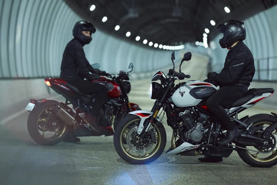 Die brandneue TRIUMPH Trident 800: Roadster-Fahrspaß in der Mittelklasse! Die brandneue TRIUMPH Trident 800: Roadster-Fahrspaß in der Mittelklasse!