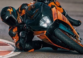 2024 KTM RC 390 Die KTM RC 390 der Generation 2024 ist ein High-Performance-Supersport-Motorrad mit Wurzeln im Rennsport. Ein beeindruckendes Technologie-Pakets, ein aus dem Rennsport abgeleitetes Styling und Handling und eine süchtig machende Leistungsabgabe verwandeln die KTM RC 390 in einen Alltags-Racer mit einer beeindruckenden Ahnengalerie.