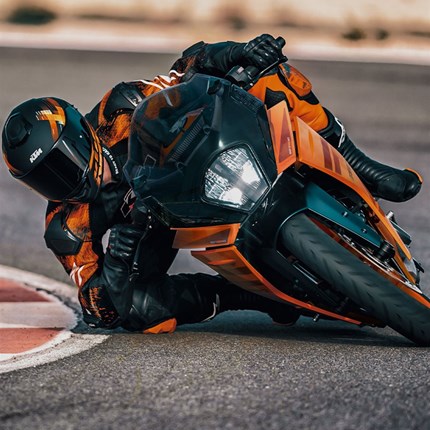2024 KTM RC 390 Die KTM RC 390 der Generation 2024 ist ein High-Performance-Supersport-Motorrad mit Wurzeln im Rennsport. Ein beeindruckendes Technologie-Pakets, ein aus dem Rennsport abgeleitetes Styling und Handling und eine süchtig machende Leistungsabgabe verwandeln die KTM RC 390 in einen Alltags-Racer mit einer beeindruckenden Ahnengalerie.