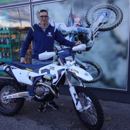 RIDE FAST LIVE DIRTY ! 
Es freut uns, dass wir an Manuel eine neue  HUSQVARNA  FE 450  übergeben dürfen. Ein ideales Bike für sämtliche TET Strecken ... Weiter >>
