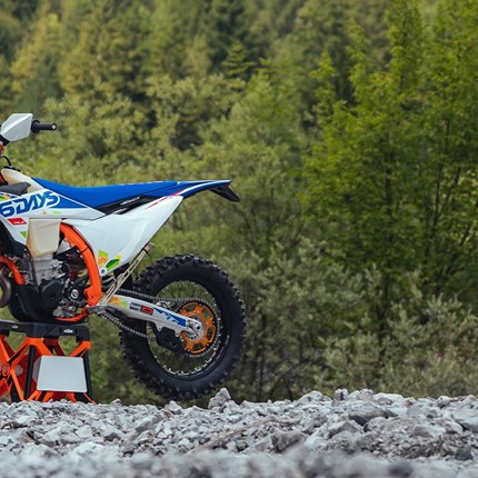 2026 KTM 450 EXC-F 6DAYS Die KTM 450 EXC-F 6DAYS braucht in Enduro-Kreisen kaum vorgestellt zu werden. Starke Leistung, unübertroffene Agilität und jed ... Weiter >>