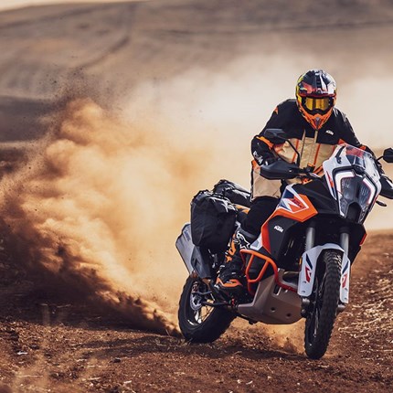 2024 KTM 1290 Super Adventure R Wähle einen Punkt auf einer Karte und gib Gas. Die KTM 1290 SUPER ADVENTURE R wurde entwickelt, um selbst wildestes, schwierigstes Terrain zu meistern und dabei eine unerreichte Kompetenz und Performance an den Tag zu legen. Uns bleibt nur noch, jeden Zentimeter unerforschtes Gelände vorzuwarnen! Die KTM 1290 SUPER ADVENTURE R ist bereit, ihren Reifenabdruck an jedem Ort des Planeten zu hinterlassen.