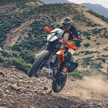 2024 KTM 390 Adventure MAKE LIFE A DARING ADVENTURE
Die 2024 KTM 390 ADVENTURE vereint Allroad-Vielseitigkeit und bewährte Zuverlässigkeit mit leistu ... Weiter >>