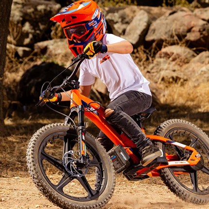 2023 KTM SX-E 1.20 Es gilt, die Bestzeit in der ersten Runde der Klasse der E-Laufräder zu sichern – und so katapultiert das KTM SX-E 1.20 die jungen Rennfahrer vom Start weg in die Spitzengruppe. Mit perfekt abgestimmten Proportionen und verschiedenen Einstellmöglichkeiten ist es für Kinder bis zu einem Alter von 12 Jahren und einem Gewicht von bis zu 50 kg ideal geeignet. Mit einer Spitzengeschwindigkeit von 32 km/h in der höchsten Leistungseinstellung, einem Gewicht von nur 15 kg und einer verstellbaren Sitzhöhe ist das KTM SX-E 1.20 das erste Bike, das den Weg zum Siegerpodest frei macht.