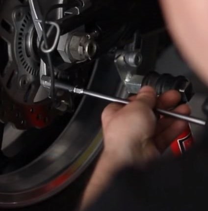 Jobangebot: Zweiradmechatroniker/in (m/w/d) in Voll- oder Teilzeit Schrauben ist für dich mehr als nur ein Job – es ist dein Ding? Dann suchst du nicht einfach irgendeine Werkstatt, sondern ein Team, das deine Begeisterung teilt. Für unser erfolgreiches und wachsendes Familienunternehmen suchen wir zur Verstärkung unseres Teams zum nächstmöglichen Zeitpunkt eine/n Zweiradmechatroniker/in (m/w/d) Fachrichtung Motorradtechnik in Voll- oder Teilzeit.