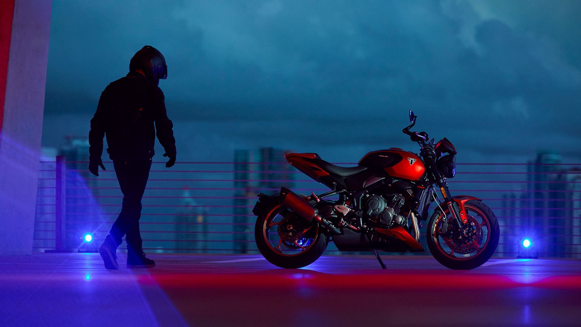 Quicklebendiger Roadster-Fahrspa&#223; in der Mittelklasse: TRIUMPH pr&#228;sentiert die neue Trident 800