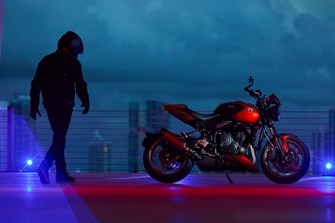 Quicklebendiger Roadster-Fahrspaß in der Mittelklasse: TRIUMPH präsentiert die neue Trident 800