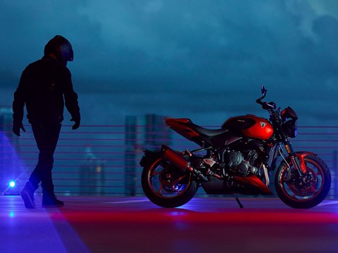 Quicklebendiger Roadster-Fahrspaß in der Mittelklasse: TRIUMPH präsentiert die neue Trident 800