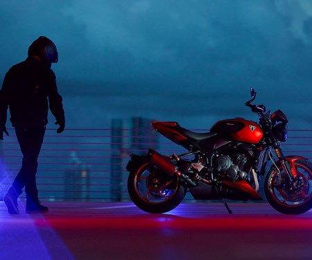 Quicklebendiger Roadster-Fahrspaß in der Mittelklasse: TRIUMPH präsentiert die neue Trident 800