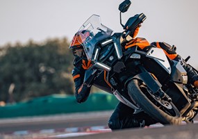2026 KTM 1390 Super Adventure S EVO Es wird gesagt, dass überall dort, wo es Leben gebe, Evolution sei. Wenn das stimmt, ist die KTM 1390 SUPER ADVENTURE S EVO ein Beweis für diese Aussage. Sie unterstreicht zudem, dass mehr mehr ist, denn sie bringt eine ganze Ladung neuer Technologien an den Start, wie beispielsweise das automatisierte Schaltgetriebe (AMT) von KTM. Diese neue Reise-Enduro der neusten Generation ist ein neuer Evolutionsschritt bei den Adventure-Modellen. Im Vergleich zu all ihren Vorgängerinnen ist sie intelligenter, leistungs- und rechenstärker.