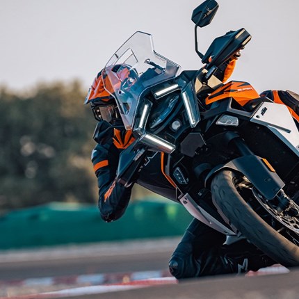 2026 KTM 1390 Super Adventure S EVO Es wird gesagt, dass überall dort, wo es Leben gebe, Evolution sei. Wenn das stimmt, ist die KTM 1390 SUPER ADVENTURE S EVO ein Beweis für diese Aussage. Sie unterstreicht zudem, dass mehr mehr ist, denn sie bringt eine ganze Ladung neuer Technologien an den Start, wie beispielsweise das automatisierte Schaltgetriebe (AMT) von KTM. Diese neue Reise-Enduro der neusten Generation ist ein neuer Evolutionsschritt bei den Adventure-Modellen. Im Vergleich zu all ihren Vorgängerinnen ist sie intelligenter, leistungs- und rechenstärker.