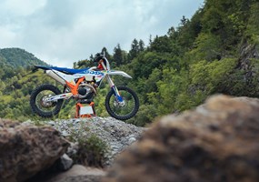 2026 KTM 250 EXC-F 6DAYS Die KTM 250 EXC-F 6DAYS hat zwar den kleinsten Motor im KTM 4-Takt-Stall, ist aber kein kleiner Fisch, wenn es darum geht, die ... Weiter >>