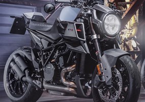 2023 BRABUS 1300 R Edition Die BRABUS 1300 R Edition 23 ist luxuriöses Design, BRABUS typische Liebe zum Detail und ultra limitierte Exklusivität. Ein unverkennbares Statement für Stil und Individualität, das pure Energie mit absoluter Naked Bike Präzision vereint.