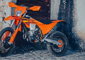 2026 KTM 350 EXC-F Die KTM 350 EXC-F ist dafür bekannt, dass sie eine ähnliche Wendigkeit wie die 250 bei einer ähnlichen Leistung wie die 450 bi ... Weiter >>