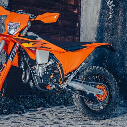 2026 KTM 350 EXC-F Die KTM 350 EXC-F ist dafür bekannt, dass sie eine ähnliche Wendigkeit wie die 250 bei einer ähnlichen Leistung wie die 450 bi ... Weiter >>