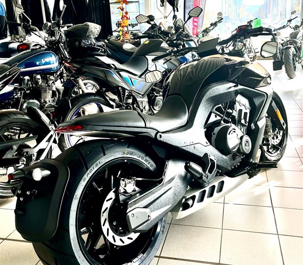 Vorbei kommen und probesitzen - Benda 700 Pro mit 300er Hinterreifen  
die neue Benda 700 Pro
mit Luftfahrwerk und 300er Hinterreifen
vorbei kommen und live erleben
