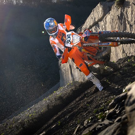 2025 KTM 250 EXC CHAMPION EDITION Kurz gesagt: Die KTM 250 EXC CHAMPION EDITION 2025 ist die ultimative Enduro-Attraktion. Als Verkörperung des unermüdlichen Engagements von KTM bei der Entwicklung von 2-Taktern wurde ihr bewährtes Erfolgsrezept mit Erkenntnissen aus dem Rennsport verfeinert und in ein fahrerorientiertes Gesamtpaket gebracht. Oder anders – sie ist READY TO RACE. Nachfolgend einige Highlights der KTM EXC CHAMPIONS EDITION 2025: