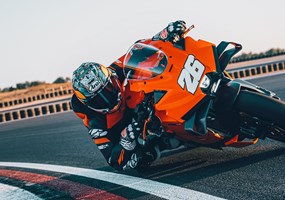 2026 KTM 990 RC R Fast zwei Jahrzehnte ist es her, dass die KTM RC8 gezeigt hat, wie KTM den Asphalt genauso mit Adrenalin aufladen kann wie das Gelände. Seitdem führte der Weg zu einem Next-Gen-Supersport-Motorrad für die Straße mit klarem Fokus auf Performance und Track-Tauglichkeit - zur KTM 990 RC R. Bereit, jede Kurve mit Präzision und hochwertigen Komponenten zu attackieren, aber auch mit alltagstauglichem Charakter für den öffentlichen Straßenverkehr, ist die KTM 990 RC R die ultimative KTM-Ansage in Sachen Engineering und Fahrspaß. Geboren, entwickelt und gebaut in Österreich - gibt's etwas, das mehr READY TO RACE ist?