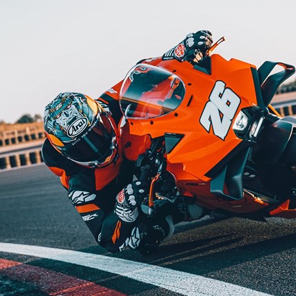 2026 KTM 990 RC R Fast zwei Jahrzehnte ist es her, dass die KTM RC8 gezeigt hat, wie KTM den Asphalt genauso mit Adrenalin aufladen kann wie das Gelände. Seitdem führte der Weg zu einem Next-Gen-Supersport-Motorrad für die Straße mit klarem Fokus auf Performance und Track-Tauglichkeit - zur KTM 990 RC R. Bereit, jede Kurve mit Präzision und hochwertigen Komponenten zu attackieren, aber auch mit alltagstauglichem Charakter für den öffentlichen Straßenverkehr, ist die KTM 990 RC R die ultimative KTM-Ansage in Sachen Engineering und Fahrspaß. Geboren, entwickelt und gebaut in Österreich - gibt's etwas, das mehr READY TO RACE ist?