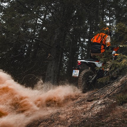 2025 KTM 390 Adventure X Mit ihrer Kombination aus umwerfender Vielseitigkeit auf allen Straßen, bewährter Zuverlässigkeit und Alltags-Performance ist die KTM 390 ADVENTURE X wie geschaffen, um neue Horizonte zu entdecken. Rally-inspiriertes Design, knackige Leistung und unübertroffenes Handling.