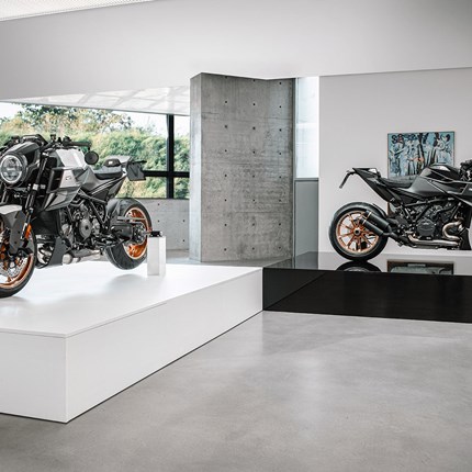 2023 BRABUS 1300 R Masterpiece Edition Die BRABUS 1300 R Masterpiece Edition ist die am stärksten limitierte Serie von BRABUS Motorrädern, die je gebaut wurde. Als die letzten 50 jemals hergestellten Exemplare verkörpern diese einzigartigen Masterpieces das letzte Kapitel. Das macht sie zu einem begehrten Besitz für echte Enthusiasten, die ein Stück Geschichte ihr Eigen nennen wollen. Dieses Bike ist dein Alleinstellungsmerkmal in einer konformen Welt. Ein Kulminationspunkt unnachgiebiger Leidenschaft und ein pures 1-Second-Wow, das weit über ein bloßes Statement hinausgeht. Zugegeben: Dieses Bike ist fast zu selten, um gefahren zu werden. Es ist die atemberaubende Verkörperung maximaler Geschwindigkeit – erhältlich in zwei exklusiven Farbvarianten und geschaffen, um dem Begriff „Luxus auf zwei Rädern“ eine neue Bedeutung zu verleihen. Und die Grenzen von Stil und limitierter Exklusivität zu überschreiten. Bleibt nur noch eine einzige Frage: Hast du den Mut, mit diesem Bike zu fahren?