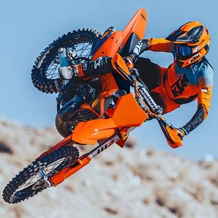 2026 KTM 300 SX In puncto Leistungsgewicht ist die KTM 300 SX das Maß aller Dinge. Mit den Erkenntnissen der KTM Factory Racing-Teams und dem Hinweisaufkleber "Go get 'em!" wurde die KTM 300 SX nur für eine Aufgabe entwickelt: vorne weg zu fahren. Dieses Motorrad wurde in Österreich entworfen, entwickelt und hergestellt.