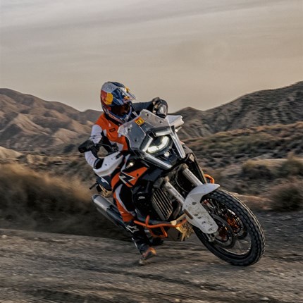 2026 KTM 1390 Super Adventure R Öffne eine Landkarten-App, suche den am weitesten entfernten Ort, und tippe auf die Navigationsfunktion. Die KTM 1390 SUPER ADVENTURE R wurde entwickelt, um selbst wildestes, schwierigstes Terrain zu meistern und dabei unerreichte Kompetenz und Performance an den Tag zu legen. Ganz in der Erfolgstradition ihrer Vorgängerinnen bleibt die KTM 1390 SUPER ADVENTURE R das ultimative READY TO RACE-Reise-Bike mit V-2-Motor.