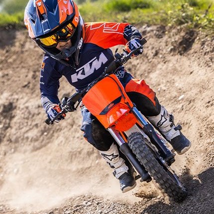 2025 KTM SX-E 2 In jeder Hinsicht bereit für die Piste ist die KTM SX-E2 2025 eine starke Ergänzung der KTM Mini-Bikes mit elektrischem Antrie ... Weiter >>