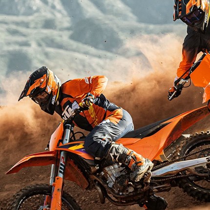 2026 KTM 450 SX-F Immer noch die Referenz. AMA Supercross Siege und Titel. MXGP-Siege, Titel und Geschichte. Was ist das nächste Kapitel? Schreibe es. Schlage die Besten und beherrsche den Rest mit dem einzigen Standard.