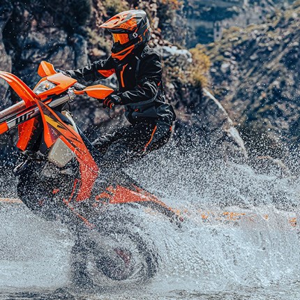 2026 KTM 500 EXC-F Auf dem Weg zu einer Geisterstadt? Erledigt. Dreck aufwirbeln im Wald? Klar. Eine rasante Spritztour durch die tiefe Sandwüste? Aber ja! Die KTM 500 EXC-F schreckt vor nichts zurück. Mit beeindruckender Leistung, einem leichten Rahmen und der besten Federung seiner Klasse ist dieses hubraumstarke Kraftpaket überraschend fahrfreudig und macht die KTM 500 EXC-F zum ultimativen Halbliter-Favoriten jedes Enduro-Fans.