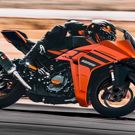 2024 KTM RC 125 Die KTM RC 125 der Generation 2024 nimmt stolz ihren Startplatz ein und brennt darauf, der Konkurrenz einen vor den Latz zu knallen. Mit ihrem völlig neuen Fahrwerk, einem dramatischen, von der MotoGP inspirierten Styling, einem noch schärferen Handling sowie einer noch besseren Ergonomie ist die KTM RC 125 bereit, auf der Rennstrecke und der Straße auf die Jagd zu gehen und dabei echtes Racing-Feeling zu verbreiten.