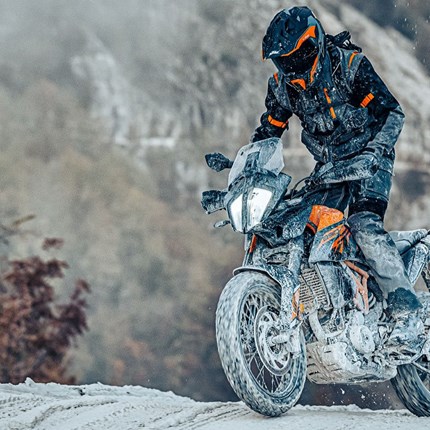 2024 KTM 390 ADVENTURE SW MAKE LIFE A DARING ADVENTURE

Die Zeiten, als es nur von A nach B ging, sind vorbei. Mit der KTM 390 ADVENTURE 2024 kann auch  ... Weiter >>