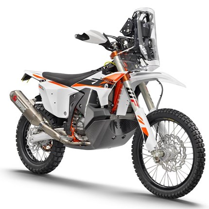 2026 KTM 450 RALLY REPLICA Wir können es mit Stolz sagen: Die KTM 450 RALLY REPLICA ist das erfolgreichste Bike, das jemals bei der Rallye Dakar angetreten ist. Sie hat nicht nur in den Händen erfahrener Profis das oberste Treppchen erklommen, sondern auch beeindruckende Siege mit Privatfahrern hingelegt. Mit 11 von 20 Dakar-Siegen für KTM und 245 Etappensiegen ist die KTM 450 RALLY REPLICA das Serienmotorrad, das einem Factory-Rennbike am nächsten kommt.  Dieses Motorrad wird in Österreich designt, entwickelt und produziert.