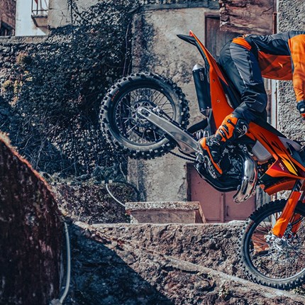 2026 KTM 125 XC-W Die KTM 125 XC-W, die ihren Titel in der 125-ccm-Junior-Enduro-Klasse zurückerobern will, ist die Krönung der 2-Takt-Motorentechnologie und richtet sich an ambitionierte Junior-Enduro-Rennfahrer und Hobbyfahrer, die eine leistungsorientierte Maschine suchen - und den ersten Platz.