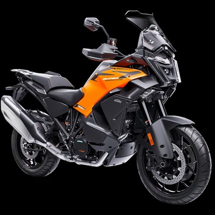2026 KTM 1390 Super Adventure S Die KTM 1390 SUPER ADVENTURE S ist für alle, die den Nervenkitzel suchen, die für rasante Abenteuer leben und für volle Kontrolle am liebsten von Hand schalten. Mit brandneuer Technik, muskulösem Look und einer Leistung von 173 PS richtet sich die S an Fahrer, die die Welt auf dem Asphalt erkunden wollen – inklusive der Option, auch mal auf unbefestigten Wegen zu fahren, wenn es die Situation erfordert. Diese straßentaugliche Adventure-Maschine macht Strecke. Dafür ist sie ausgelegt. Schnell.