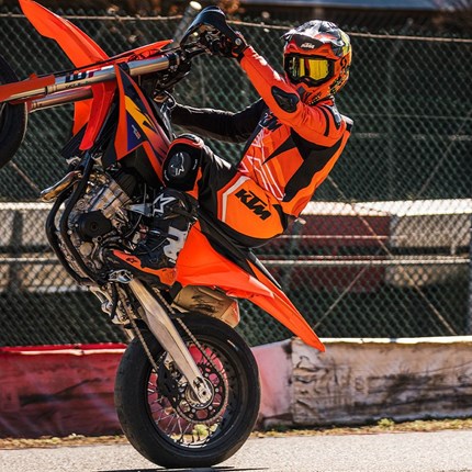 2026 KTM 450 SMR Die KTM 450 SMR repräsentiert die einzige wirkliche Form des Motorradsports mit allen Facetten. Sie greift die Vorteile der siegreichen KTM 450 SX-F auf und macht sie mit Rennslicks, starken Bremsen und einer erstklassigen Federung fit für den Asphalt. Das ist READY TO RACE in Reinform.