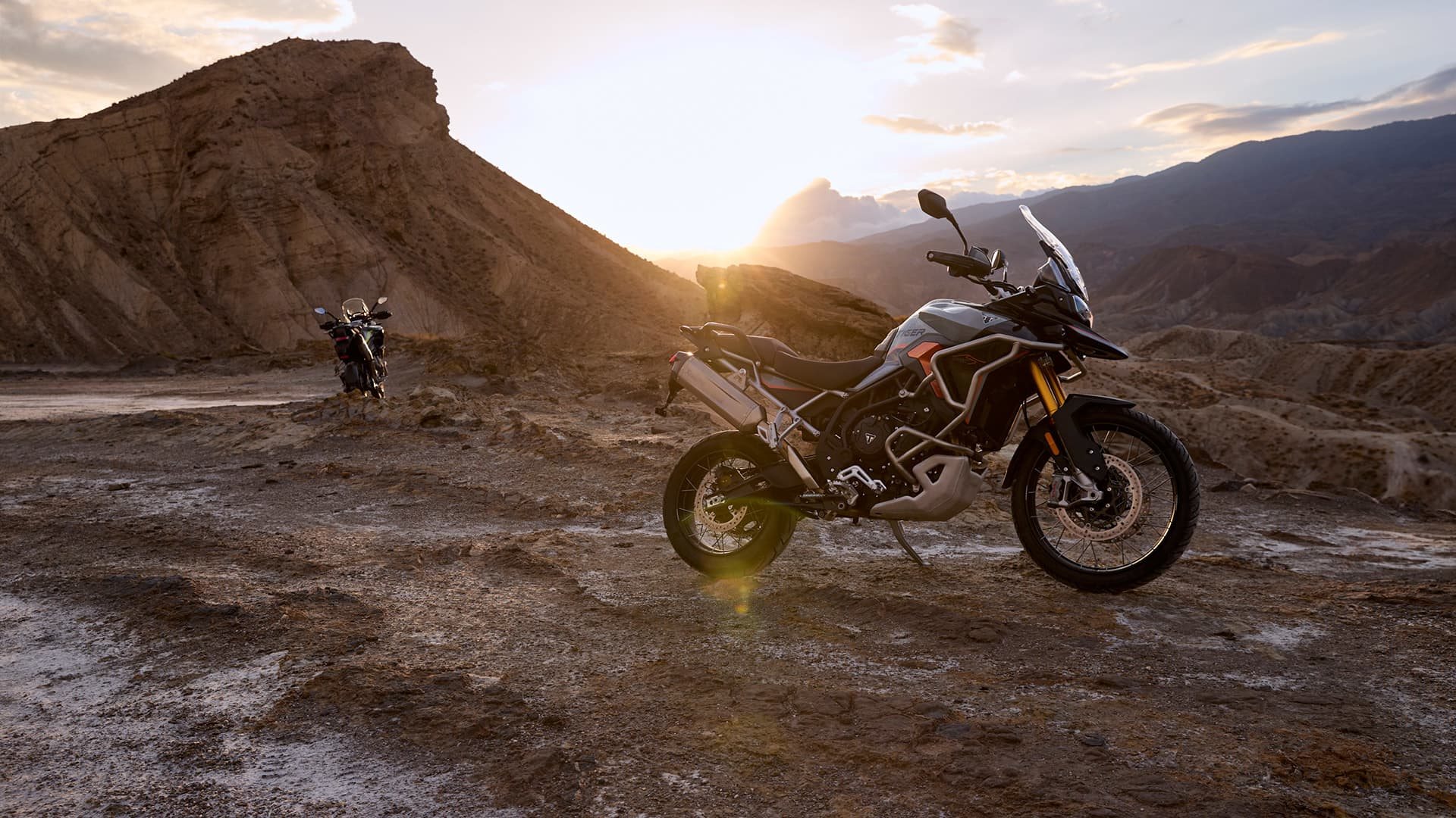 Die Tiger 900 Kommt in Zwei Neuen Varianten: Triumph Pr&#228;sentiert Die Special Editions Desert Und Alpine F&#252;r 2026