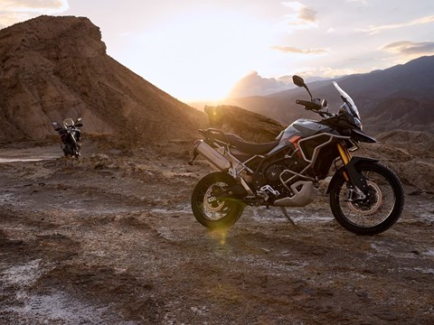 Die Tiger 900 Kommt in Zwei Neuen Varianten: Triumph Präsentiert Die Special Editions Desert Und Alpine Für 2026