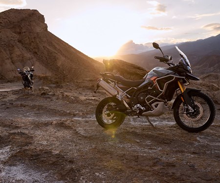 Die Tiger 900 Kommt in Zwei Neuen Varianten: Triumph Präsentiert Die Special Editions Desert Und Alpine Für 2026