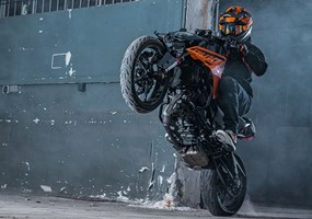 2025 KTM 125 Duke Auch mit nur 125 cm³ ist die KTM 125 DUKE eine 125 %ige DUKE! Demselben NAKED-Ethos folgend wie ihre größeren Schwestern punktet die KTM 125 DUKE 2025 mit einer muskulösen Ausstrahlung. Mit einem exzellenten Federungspaket, neuen LED-Scheinwerfern und einer neuen Riding-Technologie, ist ein noch dynamischerer Fahrstil auf gerader Strecke und in den Kurven möglich.