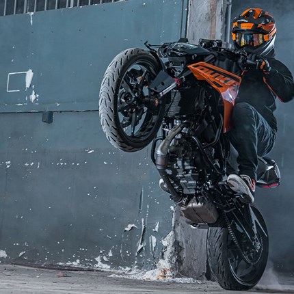 2025 KTM 125 Duke Auch mit nur 125 cm³ ist die KTM 125 DUKE eine 125 %ige DUKE! Demselben NAKED-Ethos folgend wie ihre größeren Schwestern punktet die KTM 125 DUKE 2025 mit einer muskulösen Ausstrahlung. Mit einem exzellenten Federungspaket, neuen LED-Scheinwerfern und einer neuen Riding-Technologie, ist ein noch dynamischerer Fahrstil auf gerader Strecke und in den Kurven möglich.