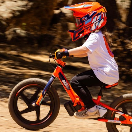 2023 KTM SX-E 1.12 Das KTM SX-E 1.12 ist das ideale Bike für Kleinkinder, die keine oder nur wenig Erfahrung mit Laufrädern haben. Als optimale G ... Weiter >>