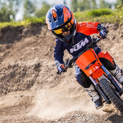2025 KTM SX-E 2 In jeder Hinsicht bereit für die Piste ist die KTM SX-E2 2025 eine starke Ergänzung der KTM Mini-Bikes mit elektrischem Antrie ... Weiter >>
