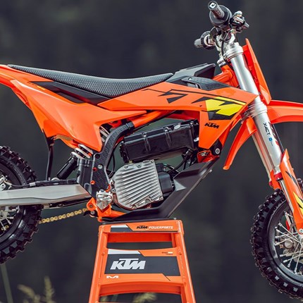 2025 KTM SX-E 3 Der ideale Einstieg in den Motorradsport –und möglicherweise der Beginn einer lebenslangen Leidenschaft! Die KTM SX-E 3 ist ei ... Weiter >>