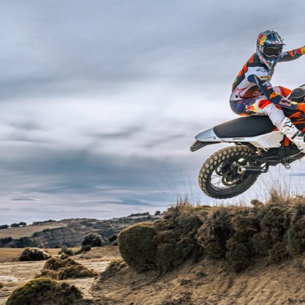2025 KTM 390 Enduro R Wenn es darum geht, die ultimative Route zwischen A und B zu finden, stehen der KTM 390 ENDURO R alle Wege offen. Mit seinem außergewöhnlichen, leichten Handling und seiner kraftvollen Leistung sowohl auf Asphalt als auch auf unbefestigten Wegen ist dieser mittelschwere Kraftprotz bereit für jede Straße und jeden Weg. Mit modernsten Fahrhilfen, einstellbarem Fahrwerk und aggressivem, Enduro-inspiriertem Styling in einem kompletten Mittelgewichtspaket ist die KTM 390 ENDURO R für alles bereit.