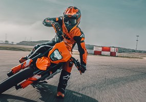 2026 KTM 390 SMC R Die KTM 390 SMC R reiht sich in die KTM SuperMotard-Familie der Mittelklasse ein und verspricht grenzenlosen Fahrspaß für alle. Genau wie die KTM 690 SMC R, bietet auch die KTM 390 SMC R mit Leichtigkeit überragende Leistung auf der Straße und auf unbefestigten Strecken.