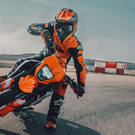 2026 KTM 390 SMC R Die KTM 390 SMC R reiht sich in die KTM SuperMotard-Familie der Mittelklasse ein und verspricht grenzenlosen Fahrspaß für alle. Genau wie die KTM 690 SMC R, bietet auch die KTM 390 SMC R mit Leichtigkeit überragende Leistung auf der Straße und auf unbefestigten Strecken.