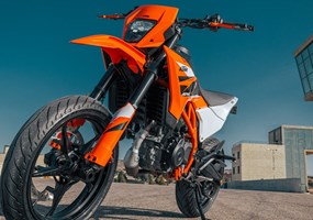 2026 KTM 125 SMC R Sie mag zwar klein sein, aber diese Supermoto, die den Scheitelpunkt jagt und ein Lächeln auf die Lippen zaubert, sollte man nicht vernachlässigen. Die KTM 125 SMC R aus dem Jahr 2025 ist mit ihrem leichten Handling, ihrer großzügigen Leistung, den modernsten Fahrhilfen und erstklassigen Komponenten hier, um alles zu dominieren - vom Schulhofparkplatz bis zur verlassenen Kartbahn.