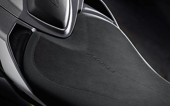 Brandneu: Triumph Street Triple Moto2 und RX - Bild 11